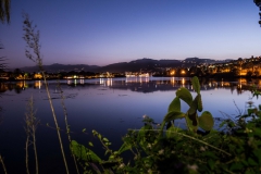Vista dopo il tramonto del Lago Piccolo di Torre Faro