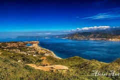 Vista aerea di Messina, Capo Peloro, lo Stretto, con la punta della Calabria sullo sfondo