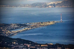 Vista aerea della "punta" di Capo Peloro che separa lo Ionio dal Tirreno