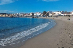 La spiaggia di Torre Faro con vista sul paese